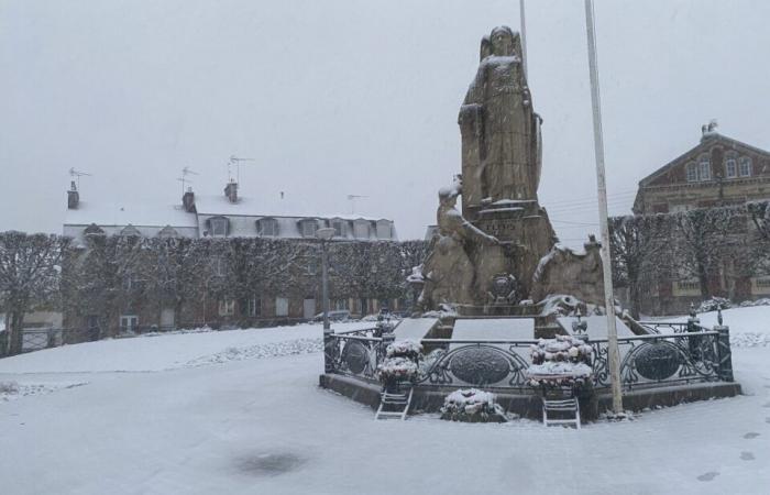 IN BILDERN. Das Land Flers erwacht unter dem Schnee: eine Weihnachtsdekoration