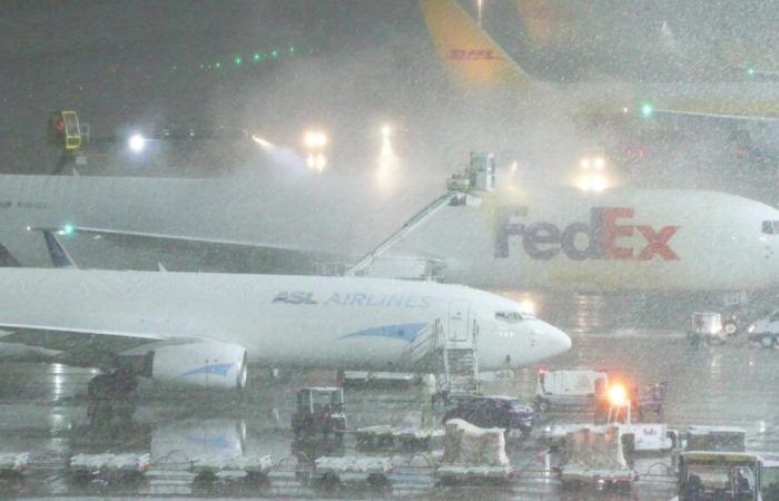 Wetter: Schnee sorgt für Unfälle und Flugverspätungen | News