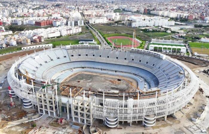 Neue Bilder des Grand Stade de Tangier nach der Installation der ersten Dachsockel