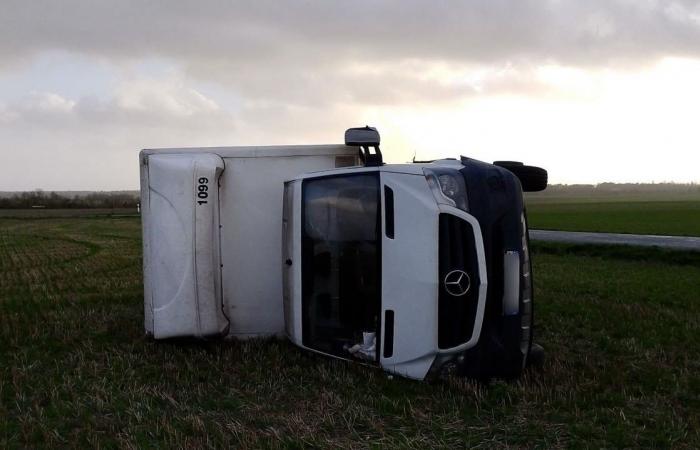 Bis zu 118 km/h Wind, das Dach eines Hauses reißt ab