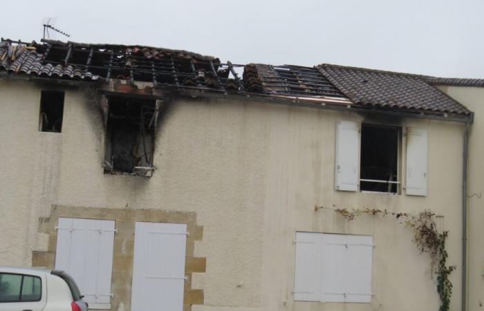 ein durch einen Brand zerstörtes Haus