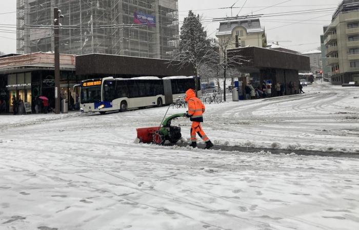 Der Schneefall im Flachland störte den Verkehr in der Romandie – rts.ch