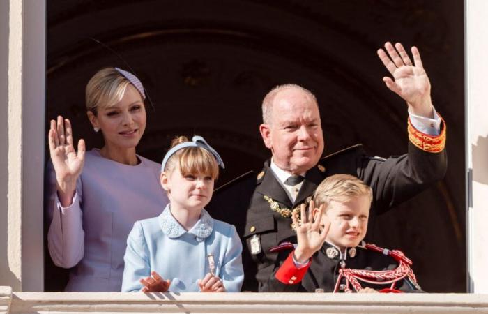 Fürstin Charlène erscheint mit ihrem kostbaren Verlobungsring zum Nationalfeiertag von Monaco