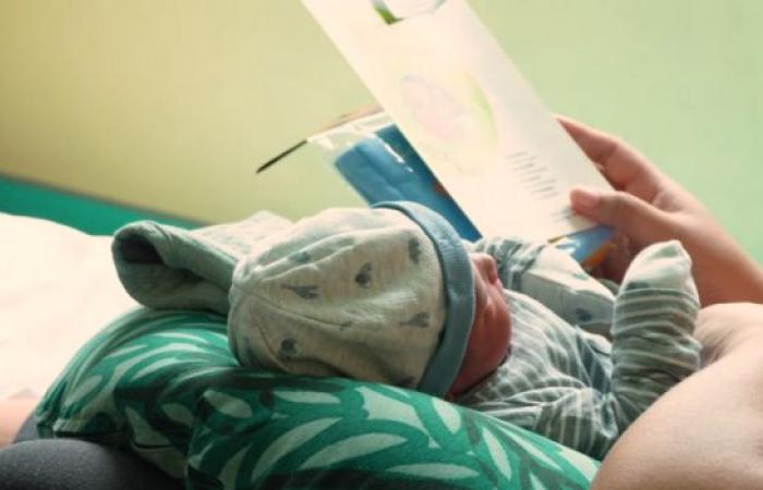 „1 Baby, 1 Buch“: ein Kampf gegen Analphabetismus und übermäßige Bildschirmbelastung von Geburt an