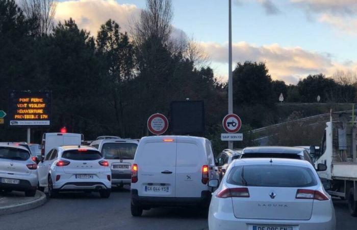 REFERENZEN. Auf beiden Seiten der Saint-Nazaire-Brücke wurden Benutzer vom Caetano-Sturm eingeschlossen