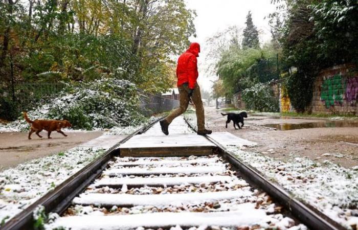 Die Pariser ziehen sich warm an, während der Winter in der französischen Hauptstadt Einzug hält