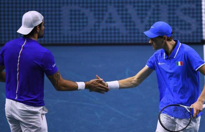 Italien-Argentinien 1:1 im Davis Cup heute, Live-Übertragung: Sinner/Berrettini-Gonzalez/Molteni 6-4, 4-5. Die Azzurri gewinnen den ersten Satz