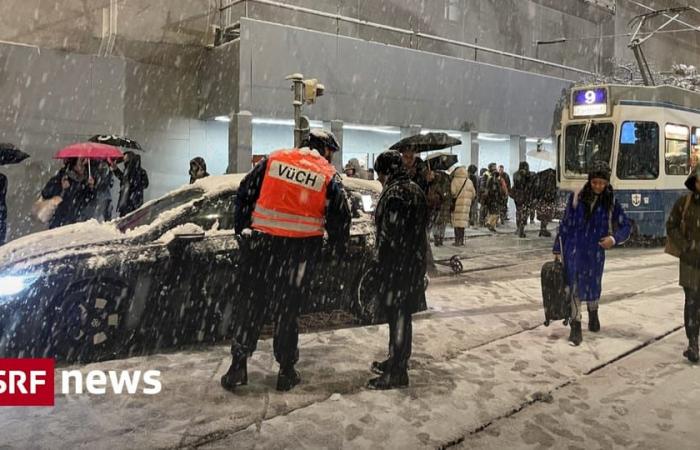 Erster Schnee im Flachland – Schnee legt vielerorts Verkehr lahm +++ Flüge annulliert – News