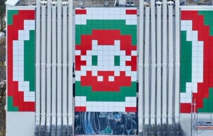 Paris: Der französische Künstler Invader stellt ein riesiges Werk mit Blick auf den Place d’Italie aus