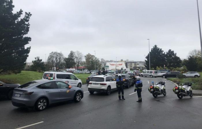 DIREKT – wütende Finistère-Taxis blockieren den Kreisverkehr Pen-ar-C’hleuz weitgehend [Vidéo]