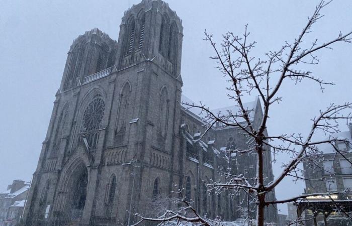 IN BILDERN. Das Land Flers erwacht unter dem Schnee: eine Weihnachtsdekoration