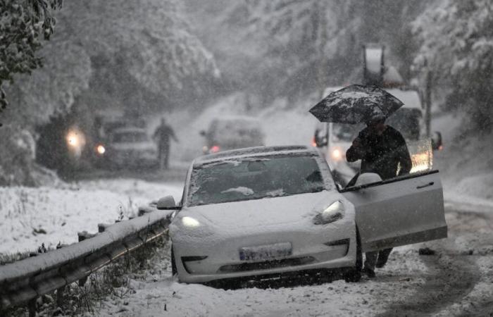 Schlechtes Wetter: 50.000 Haushalte haben keinen Strom, der Bahnverkehr ist gestört