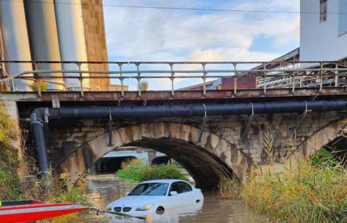 Meurthe-et-Moselle. Er missachtet das Verkehrsverbot und findet sich in der Nähe von Nancy in 1,60 m tiefem Wasser wieder