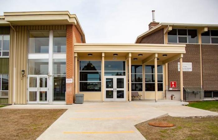 Ein Mann greift zwei Arbeiter in der Nähe einer Gatineau-Schule an