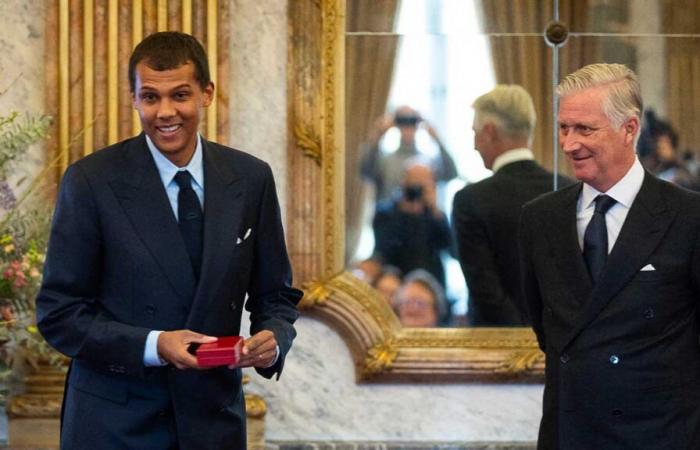 Stromae erhält von König Philip die Insignien des Kommandeurs des Ordens der Krone