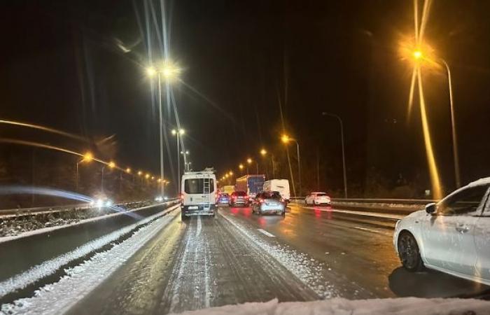 Verkehrsinformationen: Zahlreiche Unfälle machen die Situation gefährlich, 456 km Staus