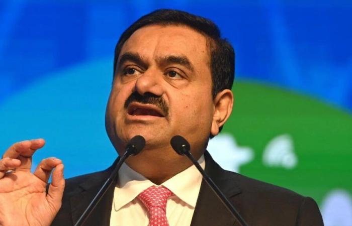 Der indische Tycoon Gautam Adani wird wegen Korruption angeklagt, seine Gruppe fällt an der Börse