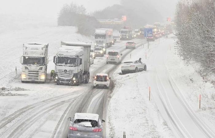 In der Romandie stören bereits die ersten Schneeflocken den Verkehr