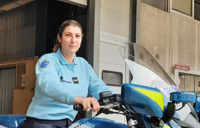 Die ehemalige D1-Handballspielerin, Warrant Officer Emelyne Lopez, ist die einzige Frau, die in Gard ein Gendarmerie-Motorrad fährt