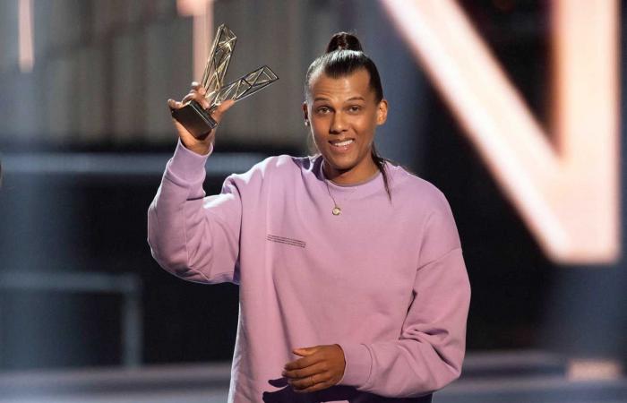 Stromae erhält von König Philip die Insignien des Kommandeurs des Ordens der Krone