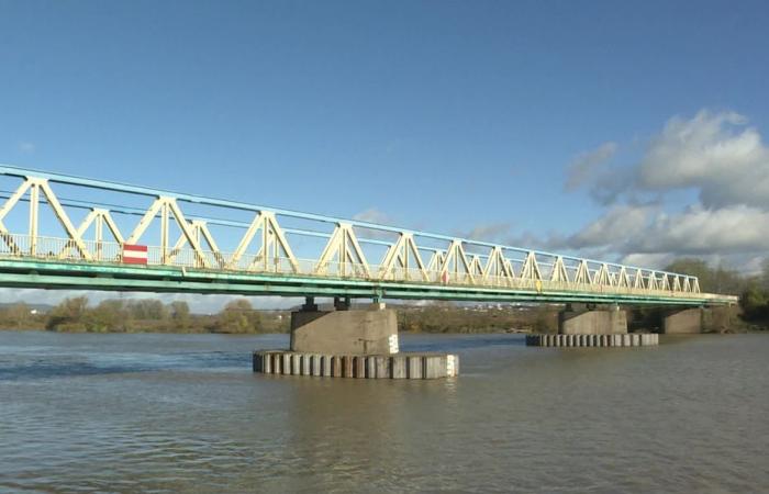 Ein Loch in der Fahrbahn einer Brücke beeinträchtigt den Alltag von 20.000 Autofahrern