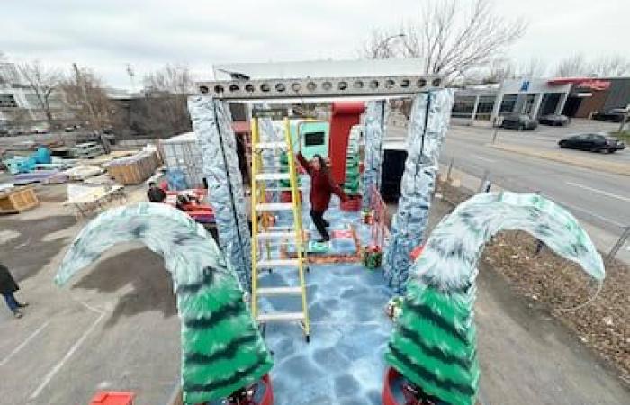 Hier ist der neue allegorische Wagen für die Weihnachtsmannparade in Montreal … und raten Sie, welcher Figur er dienen wird. (Hinweis: Er hat grünes Fell)