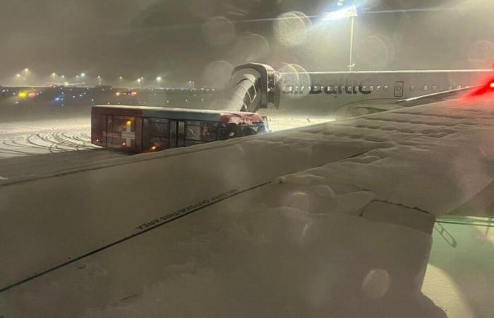 Schnee legt Flughafen Zürich zeitweise komplett lahm