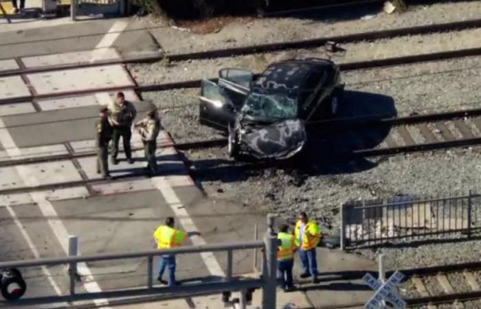 Fahrer wurde ins Krankenhaus eingeliefert, nachdem er im Süden von Los Angeles gegen die Seite eines U-Bahn-Zugs gekracht war