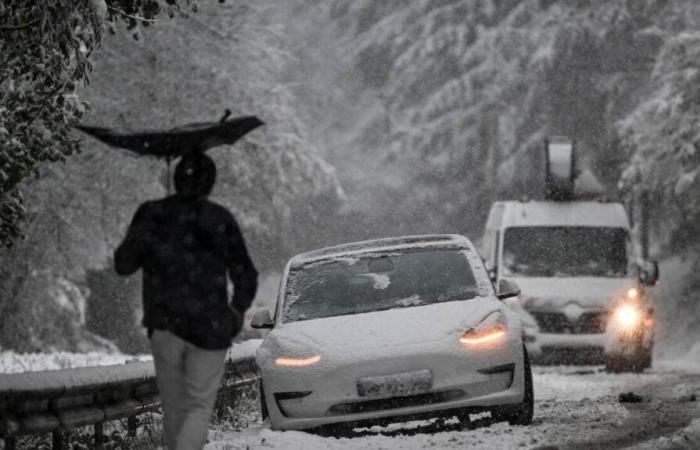 IN BILDERN. Rennes, Paris, Straßburg … Halb Frankreich liegt nach dem Caetano-Sturm im Schnee