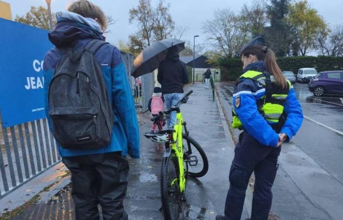 Mit dem Fahrrad oder Roller „man muss sichtbar sein“