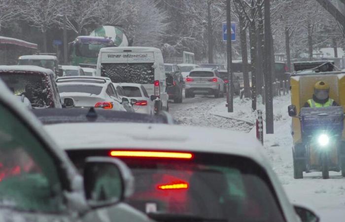 Stellenweise fällt Schnee bis in die Ebene und verursacht mehrere Unfälle – rts.ch