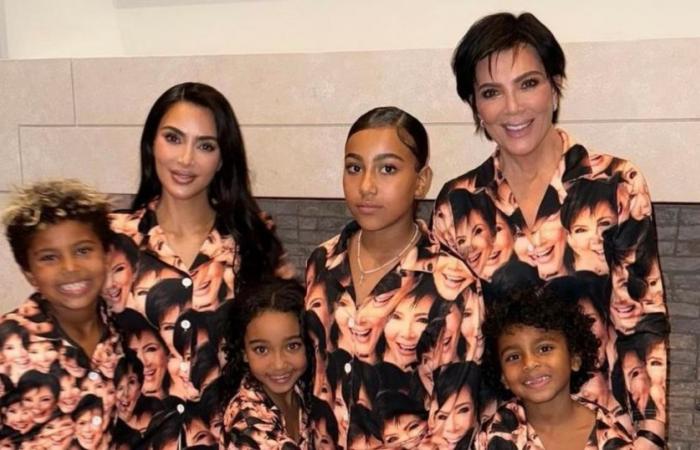 Kim Kardashian posiert mit ihren vier Kindern