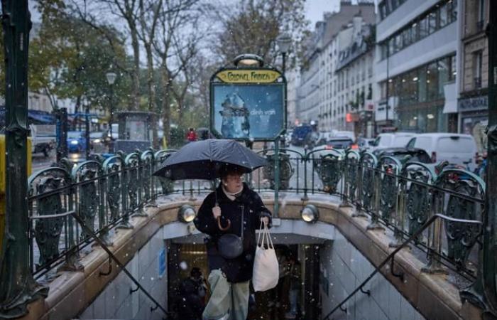 Die Pariser ziehen sich warm an, während der Winter in der französischen Hauptstadt Einzug hält