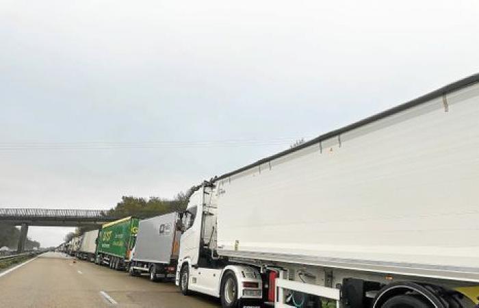 LKW-Fahrer halten wegen des Schnees auf der RN12 in der Nähe von Morlaix an und nutzen die Gelegenheit zum „geselligen Beisammensein“.