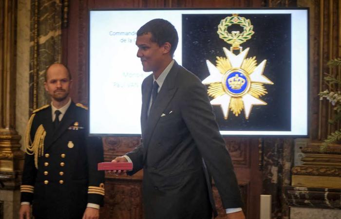 Stromae erhält von König Philip die Insignien des Kommandeurs des Ordens der Krone