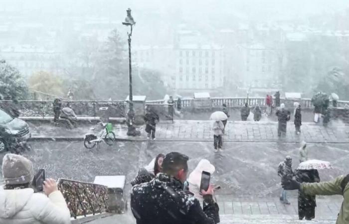 Von Paris bis Versailles begeistert der Schnee in der Region Paris Touristen und überrascht Einheimische