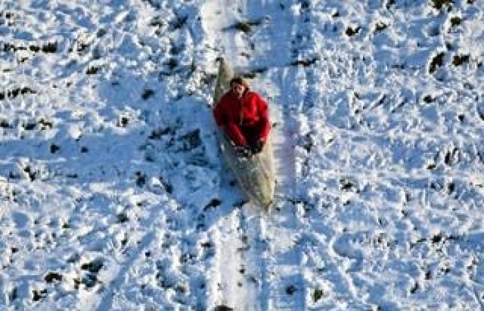 Schulen geschlossen, da das gefrorene Großbritannien mit Schnee bedeckt ist, bevor an diesem Wochenende eine Regenflut eintrifft – Wetter in Großbritannien live