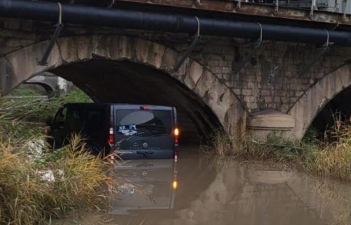 ein vom Wasser eingeschlossener Kleinbus