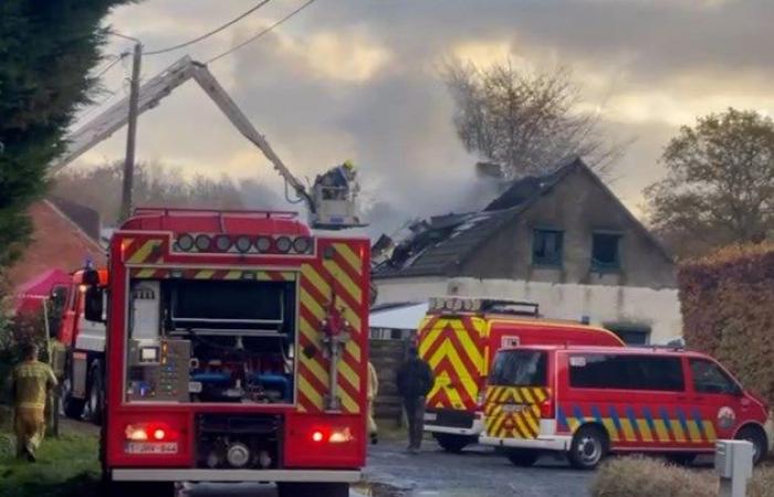 Schwerer Hausbrand in Heppen fordert Todesopfer: Gerichtsmediziner trifft am Tatort ein (Leopoldsburg)