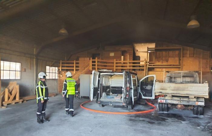 In einem Hangar im Gard bricht ein heftiger Brand aus: Zwei Fahrzeuge werden zerstört