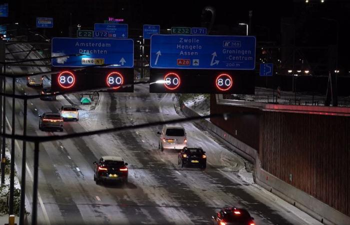 Aufgrund des Winterwetters kommt es in der Nähe von Arnheim zu langen Staus. Rijkswaterstaat rät, die Region zu meiden