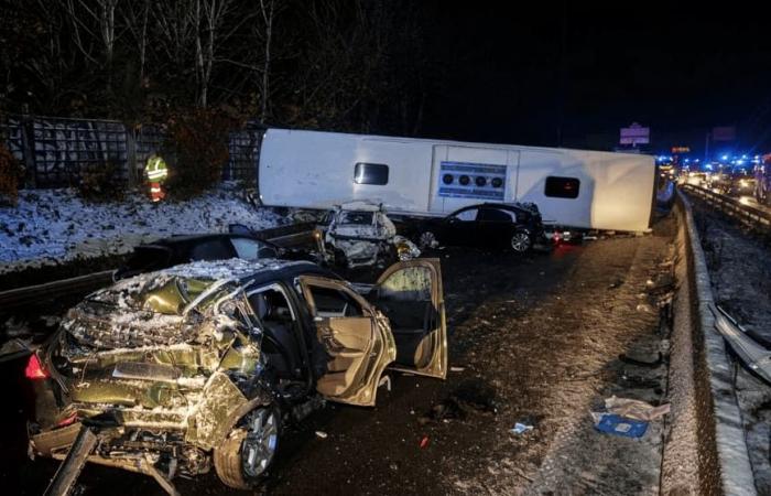 Ein Bus überschlägt sich auf der A6B, fünf Menschen in absoluter Not