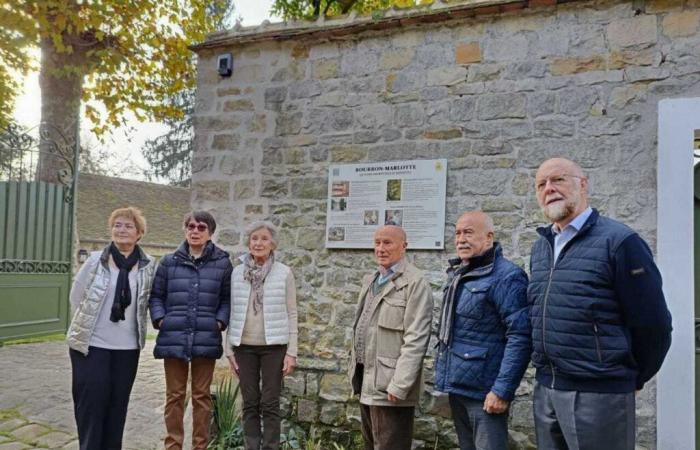 eine Gedenktafel als Hommage an die berühmten Künstler dieser Dorfstraße