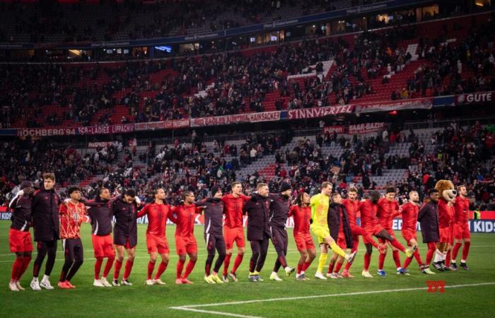 Die Bayern besiegen Augsburg und bleiben an der Spitze der Bundesliga