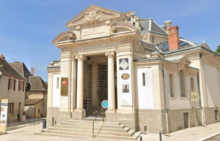 Goldfiguren und Gegenstände aus einem Museum in Saône-et-Loire gestohlen, die Räuber auf der Flucht