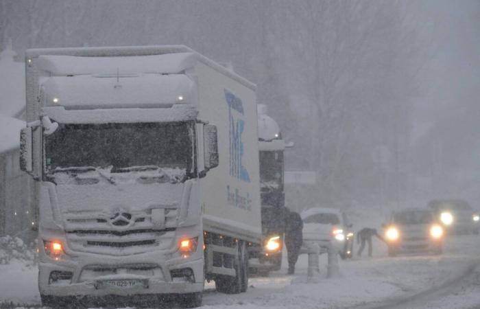 Autofahrer blieben auf der Autobahn stecken, Züge fielen aus und der Strom fiel aufgrund des Caetano-Sturms aus