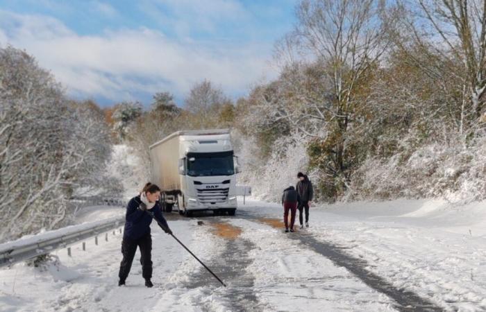 Eine Familie aus Orne in Solidarität mit einem Lastwagenfahrer, der durch den Sturm von Caetano Schiffbruch erlitten hat