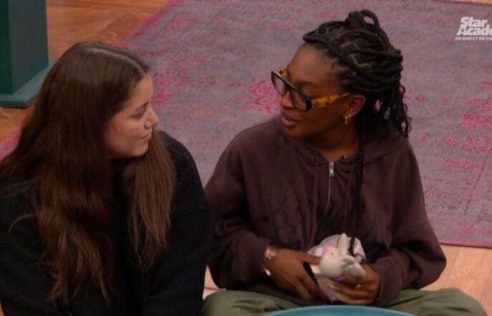 Ebony und Maureen (Star Academy) sind fassungslos und erfahren, dass zwischen ihren Eltern eine Bindung entstanden ist