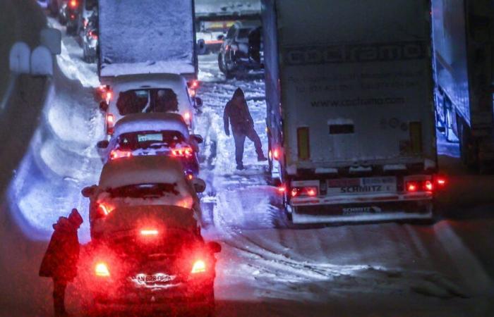 „Wir haben niemanden gesehen“, sagt ein Autofahrer, der seit Donnerstagabend um 21 Uhr auf der Autobahn A36 feststeckt.