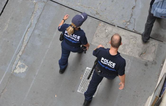 Eine Kommunalpolizistin drohte mit einem Messer, ihre Kollegen überwältigten den Angreifer